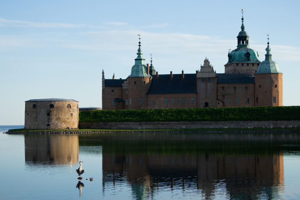 kalmar slott med en liten fågel på en sten i vattnet utanför slottet