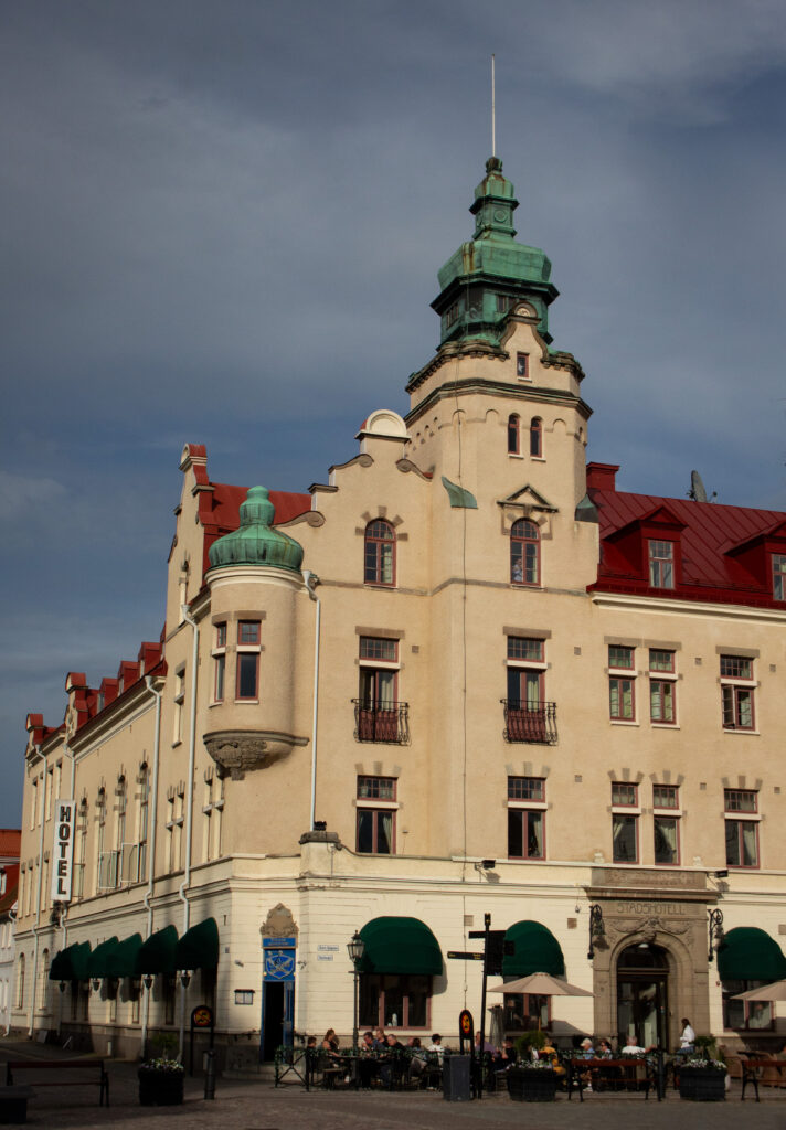 stadshotellet i kalmar utifrån med synlig uteservering