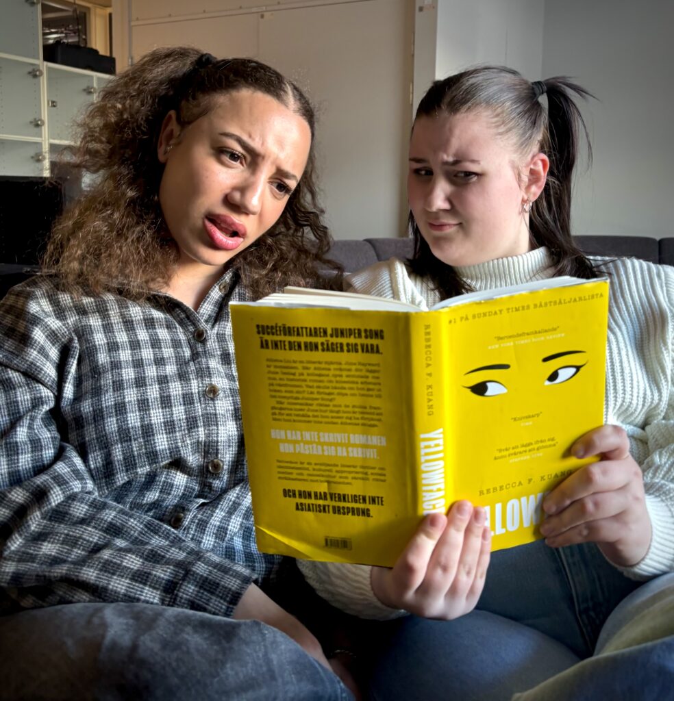 Alva och Asta som besvärat tittar in i boken Yellowface