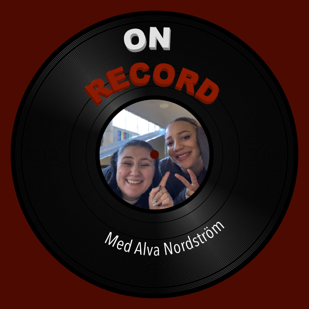 omslag för podd onrecord med vinylskiva och i mitten bild på Alva och Asta