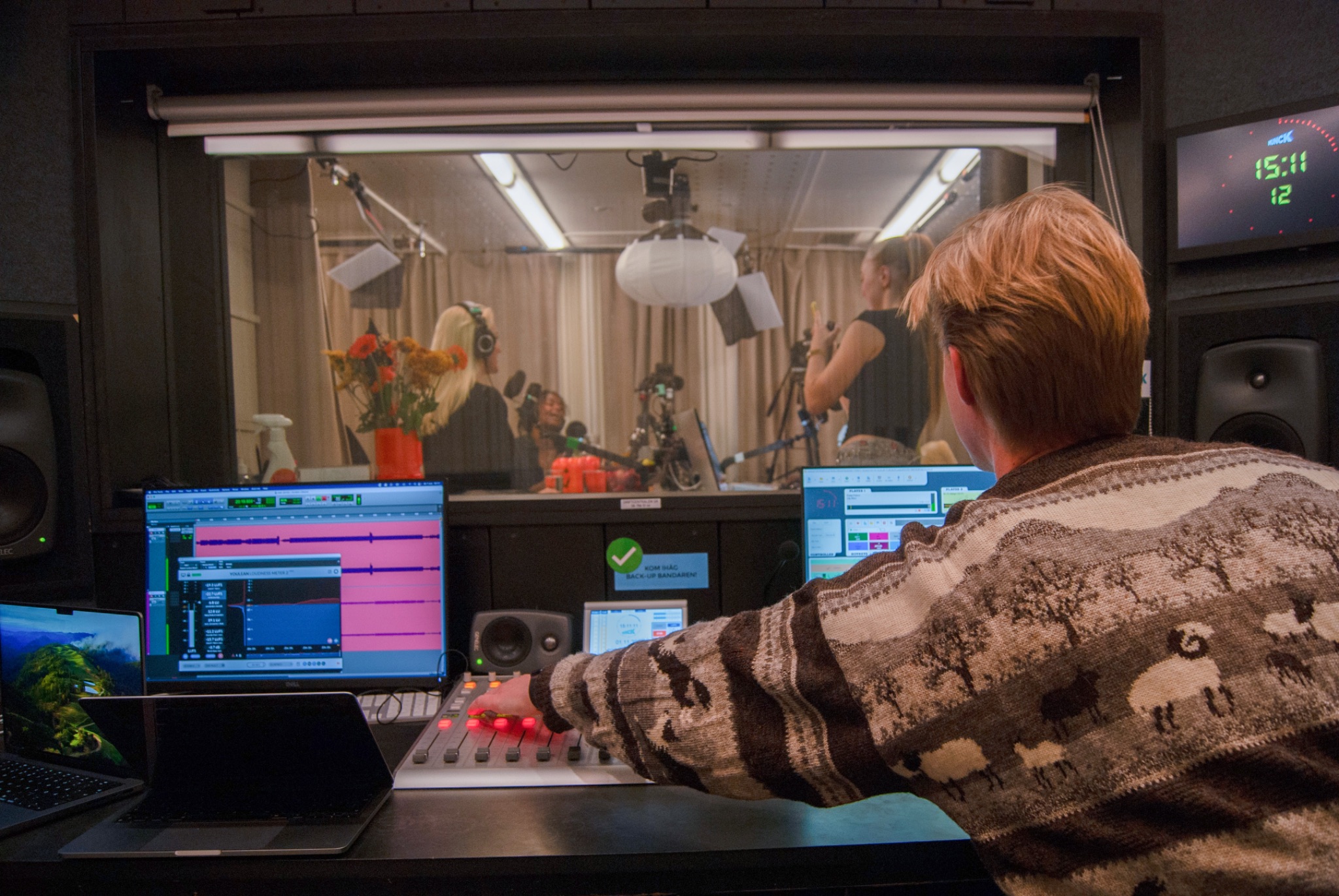 P3-studio bakom kulisserna från teknikerrummet in mot studion