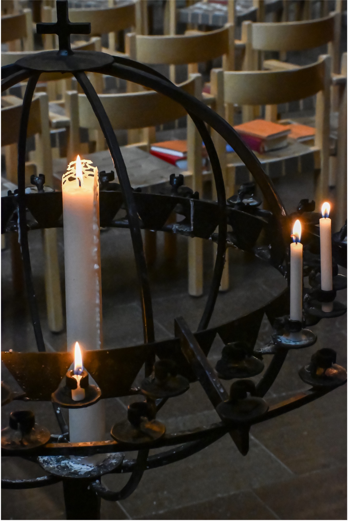 Närbild på kyrkoljus som är tända